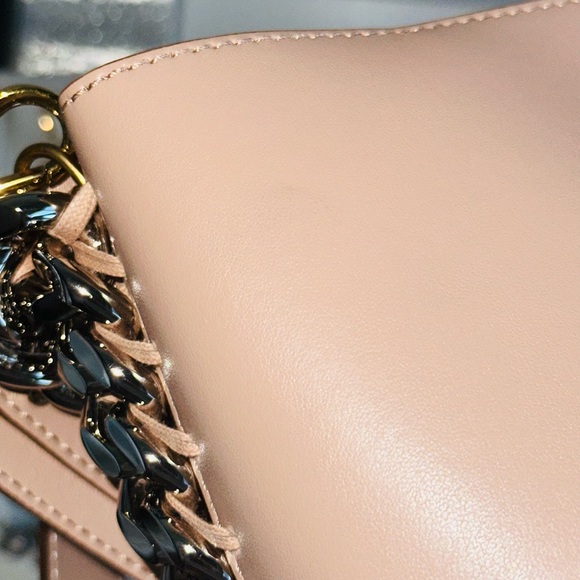 Stella McCartney: Two-Tone Bucket Frayme Chain-Link Crossbody Tote Bag - Picture 11 of 16